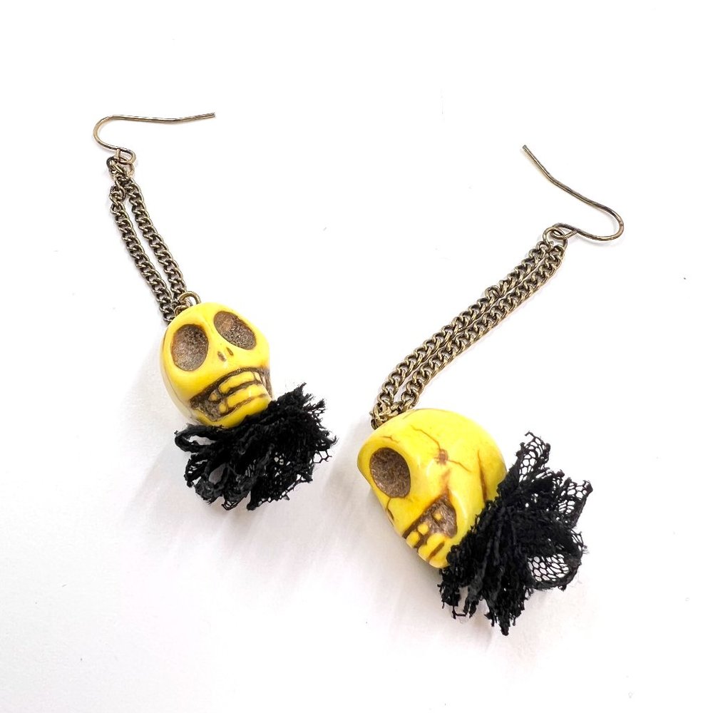 NWOT – Yellow 3D Gothic Skull Black Lace Drop Gold Tone 3.5” Fishhook Earrings